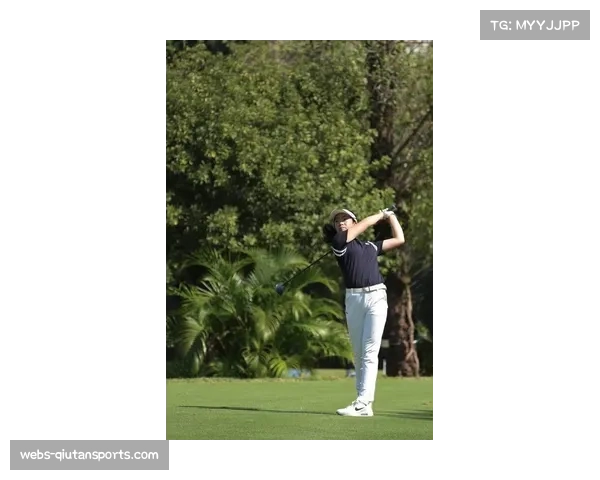 刘国梁15岁女儿带作业参加全运会高尔夫比赛,最终获得第五名 刘国梁15岁女儿带作业参加全运会高尔夫比赛,最终获得第五名