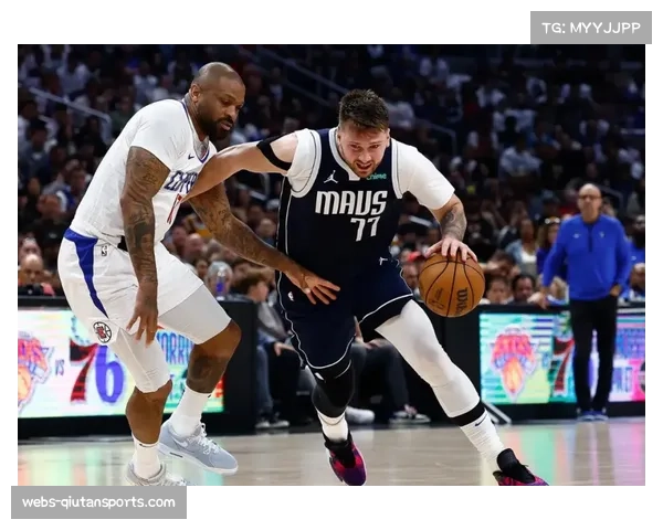 东契奇与爱德华兹对飙，两人三节均已得分30+