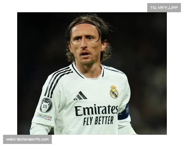 老将莫德里奇替补登场，接受伯纳乌全场观众起立致敬